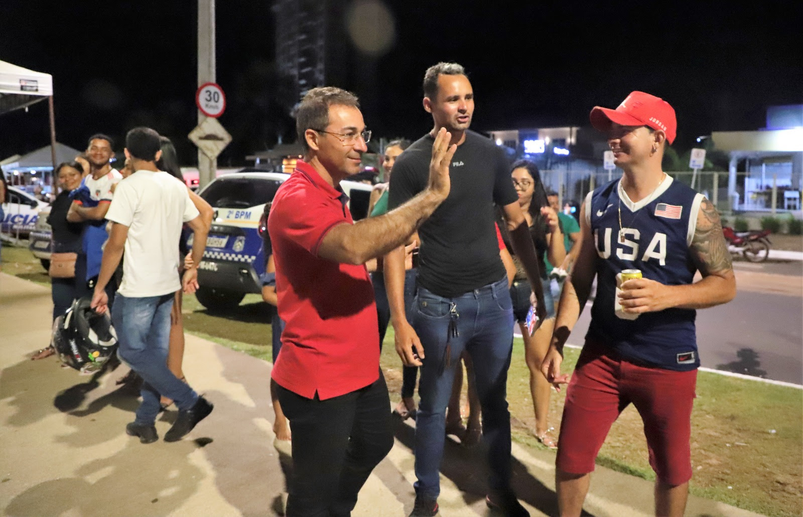 Prefeito Wagner Rodrigues cumprimentando foliões na última noite de carnaval de Araguaína.