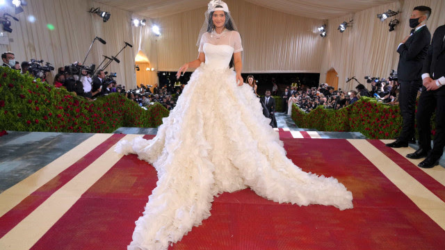 Kylie Jenner explica por que foi vestida de noiva para a Met Gala