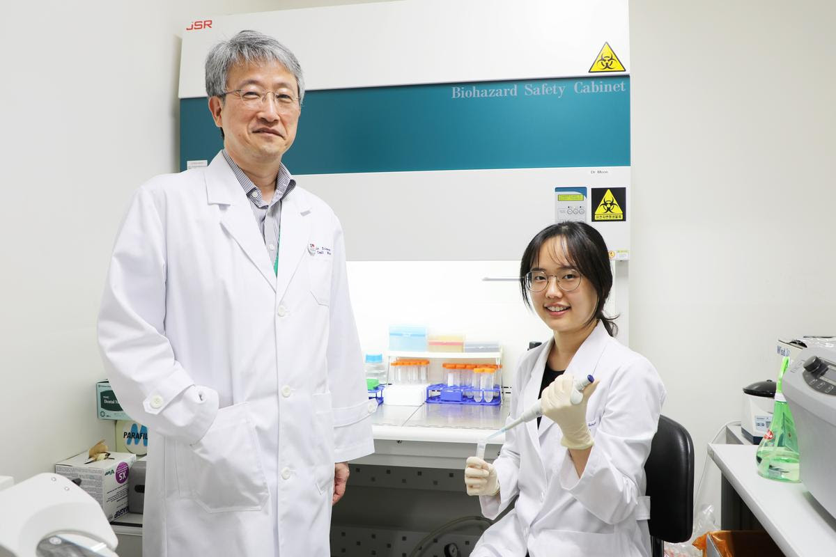 Alzheimer's researchers Professor Cheil Moon (left) and Gowoon Son (right) analyzing nasal discharge samples in the lab at Daegu Gyeongbuk Institute of Science and Technology