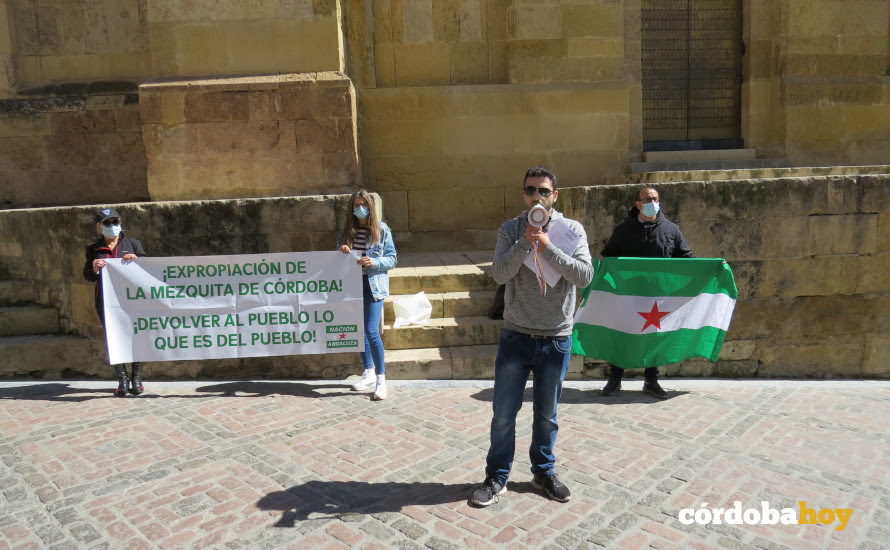 Representantes de varios colectivos se concentran para luchar contra la inmatriculación de la Mezquita de Córdoba