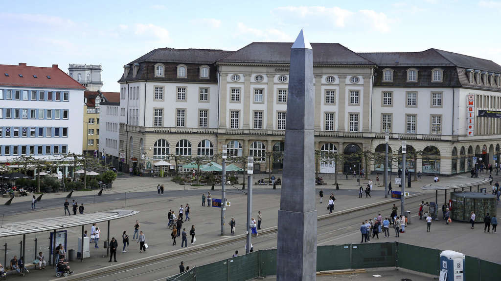 D 14 Documenta 14Das Gerüst ist abgebaut:Der Obelisk von dem US-Künstler Olu Oguibe auf dem Königsplatz wird aufgebaut. Er erhält die Aufschrift D 14 Documenta 14Das Gerüst ist abgebaut:Der Obelisk von dem US-Künstler Olu Oguibe auf dem Königsplatz wird aufgebaut. Er erhält die Aufschrift