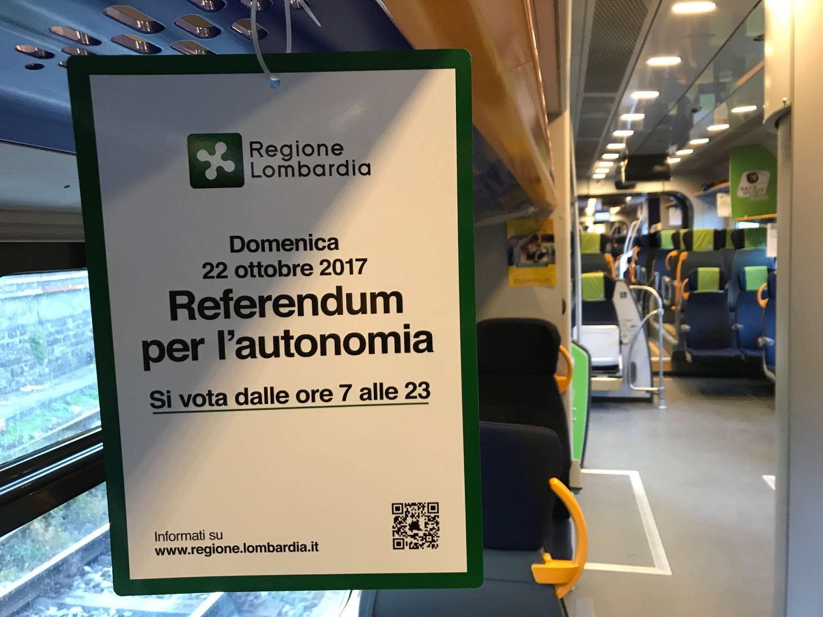 La pubblicità del referendum lombardo sui mezzi di Trenord