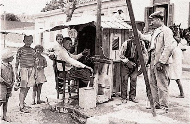 Υδροδιανομέας: Διανομή νερού από τις κοοινόχρηστες βρύσες στις γειτονιές της Αθήνας 1933.