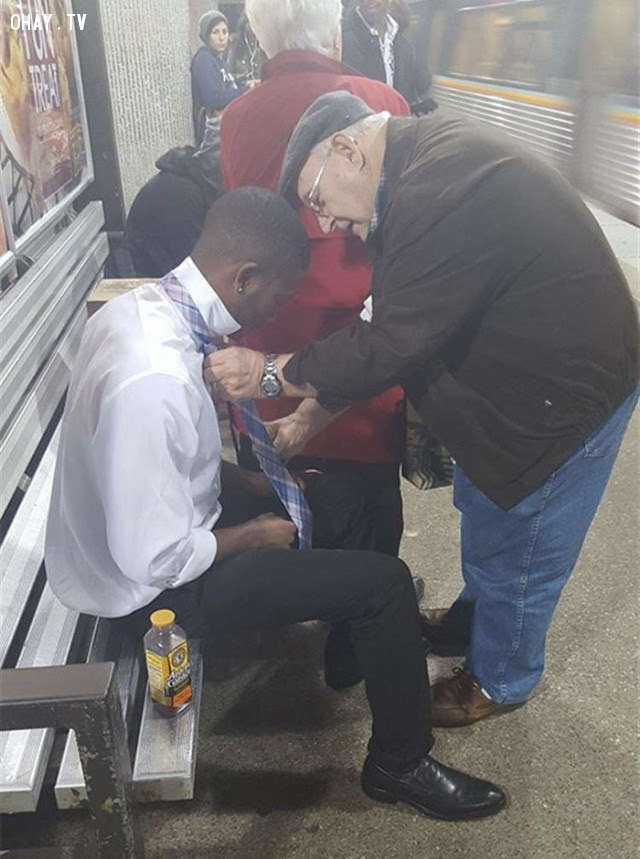 Một người lạ giúp một người lạ thắt cà vạt.,Hoa Kỳ,nước mỹ,lòng nhân ái