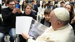 Larissa e Sergheii incontrano il Papa e consegnano un calendario sulle rovine della acciaieria Azovstal