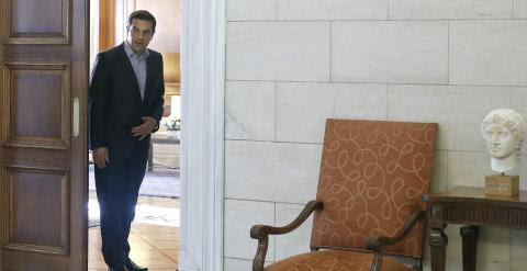 El primer ministro griego, Alexis Tsipras, en la puerta de su despacho, en Atenas. REUTERS/Alkis Konstantinidis