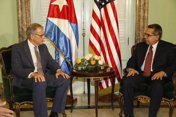 Ministro de Relaciones Exteriores (Interino) Marcelino Medina y Jeffrey DeLaurentis, jefe de la Sección de Intereses de los EEUU en La Habana, en la sede de la Cancillería cubana. Foto: MINREX