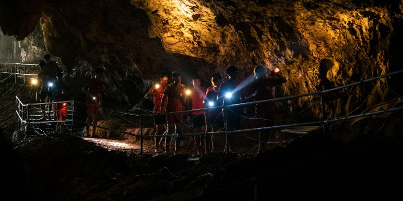 ケイブ・レスキュー: タイ洞窟決死の救出