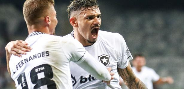 Tiquinho Soares, do Botafogo, comemora gol contra o Atlético-MG pelo Brasileirão