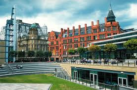Manchester (Inglaterra) - Apesar de ter sido o berço da Revolução Industrial, Manchester também foi remodelada na década de 1990. Hoje, suas calçadas são lisas..