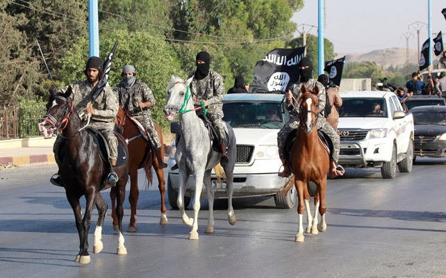 Milicianos del Estado Islámico a caballo en Raqa.