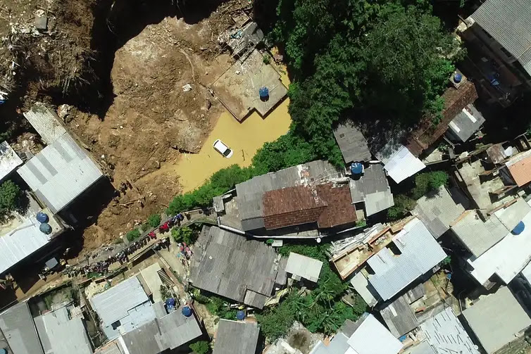 TV Brasil Imagens de drone das áreas de deslizamento de encosta em Petrópolis, em decorrência das fortes chuvas que atingiram a região serrana do Rio de Janeiro