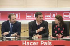 La dirección del PSOE reclama un espacio propio en la gestión de la crisis para frenar los ataques de la derecha