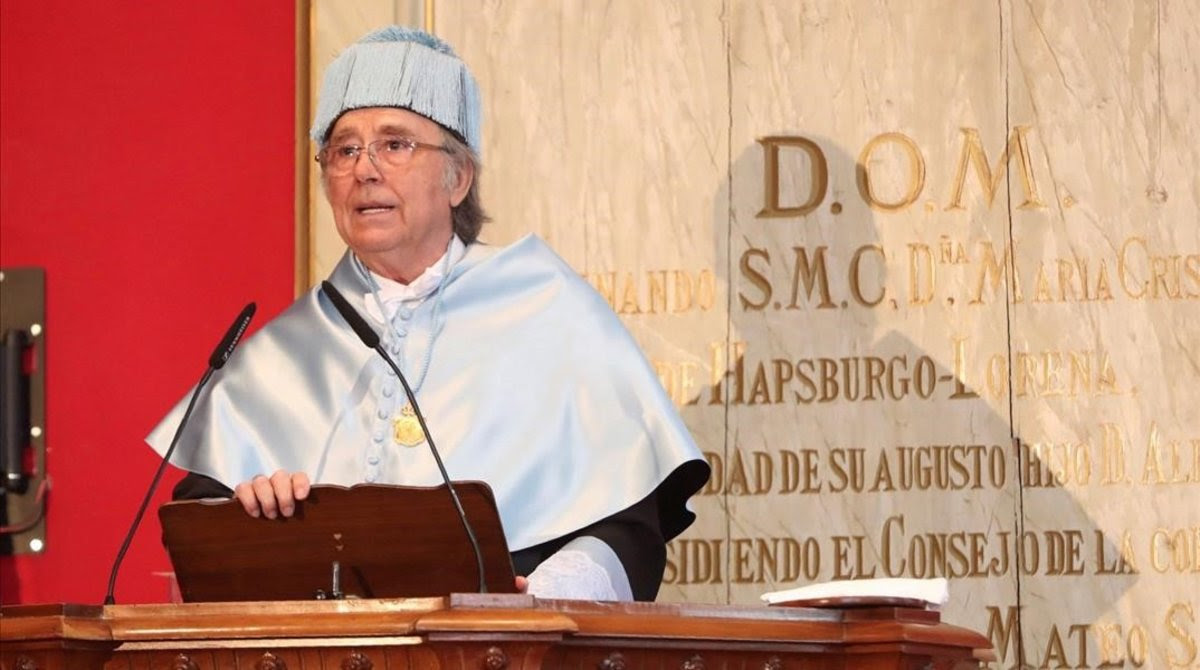 El cantante Joan Manuel Serrat tras ser investido este viernes doctor honoris causa por la Universidad de Zaragoza.