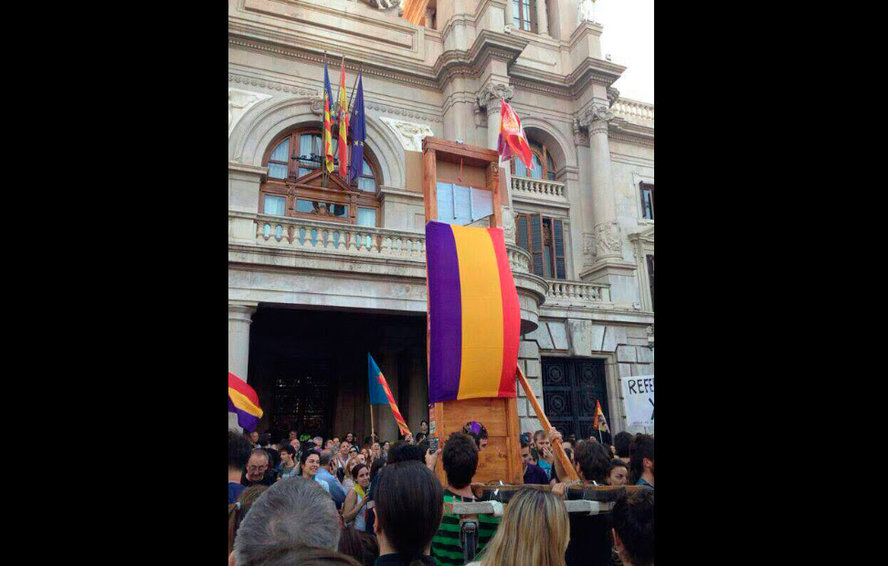 Una guillotina con la bandera tricolor, frente al ayuntamiento de Valencia.-