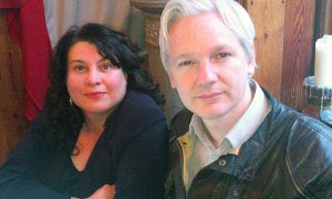 La periodista italiana Stefania Maurizi, con Julian Assange en una reunión de trabajo en 2012.
