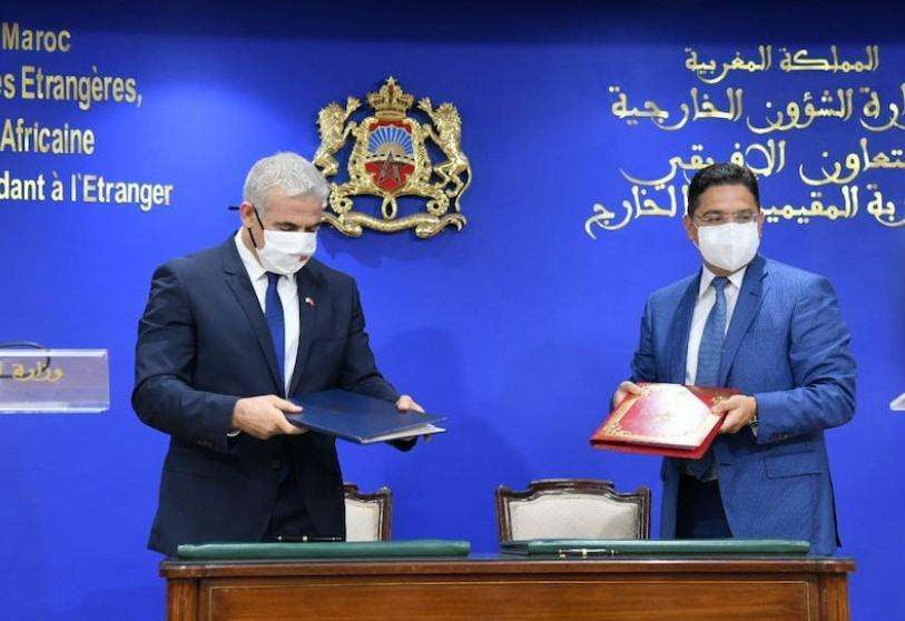Los ministros de Asuntos Exteriores de Marruecos e Israel intercambian los acuerdos firmados.
