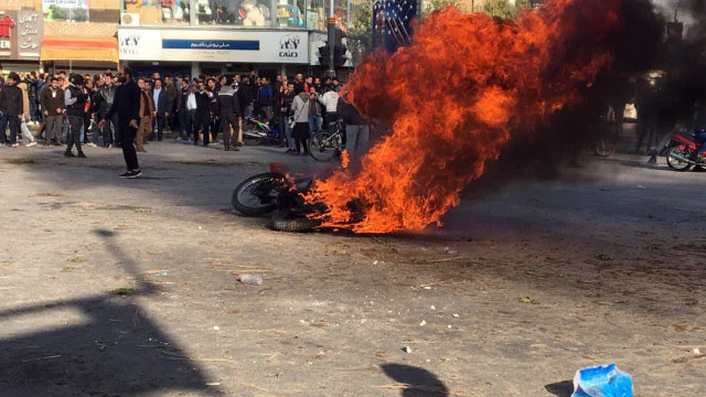 40 detidos no Irã em manifestação contra aumento do preço da gasolina