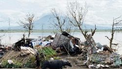 Villaggio devastato dal tifone Goni