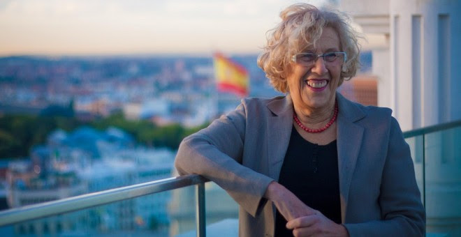 La alcaldesa de Madrid, Manuela Carmena, en la torre más alta del Ayuntamiento de la capital, este jueves 7 de octubre. CHRISTIAN GONZÁLEZ