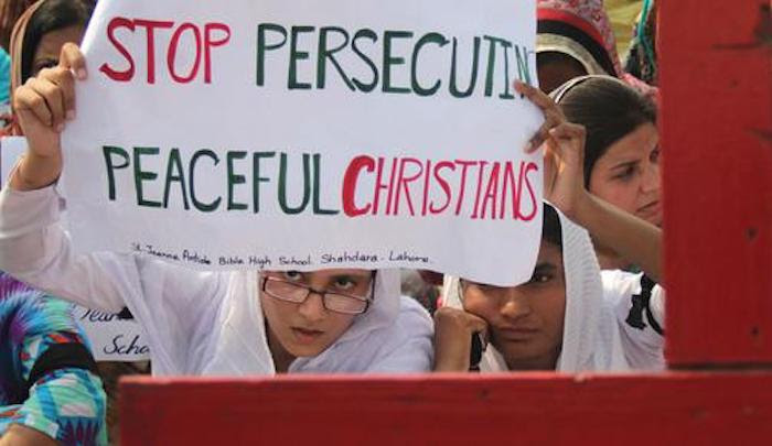Pakistan: Muslim mob loots and burns Christian family’s home and car