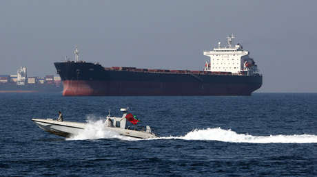 Una lancha patrullera iraní y un petrolero en el estrecho de Hormuz, el 30 de abril de 2019.