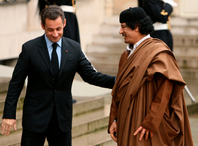Nicolas Sarkozy et Mouammar Kadhafi sur le perron de
              l'Élysée, en 2007. © Reuters