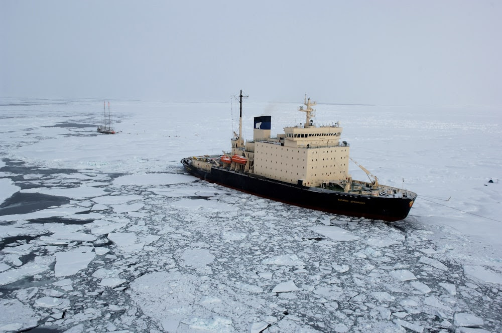 nave da carico su uno specchio d'acqua ghiacciato