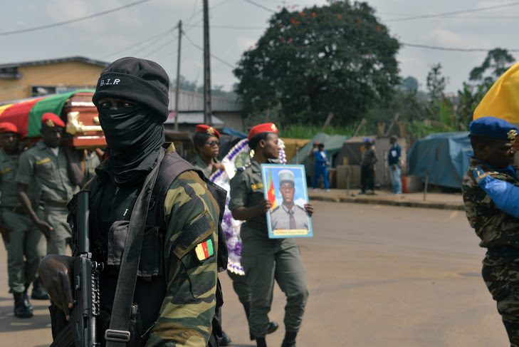 Un soldat de la Brigade d’intervention rapide (BIR) assure la sécurité lors d'une cérémonie en l'honneur de quatre soldats tués lors des violences qui ont éclaté dans les régions du Nord-Ouest et du Sud-Ouest du Cameroun, où vit la majorité de la population anglophone du pays, à Bamenda le 17 novembre 2017.