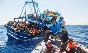 La Armada italiana rescata a un grupo de migrantes en el mar Mediterráneo.