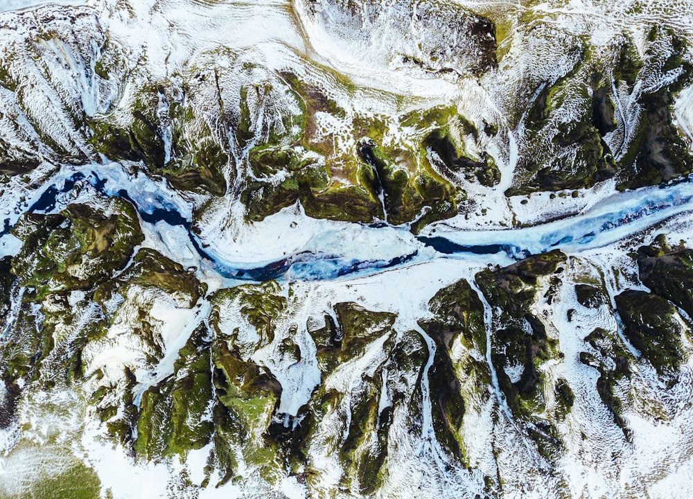 fotografia aerea di fiume e montagna