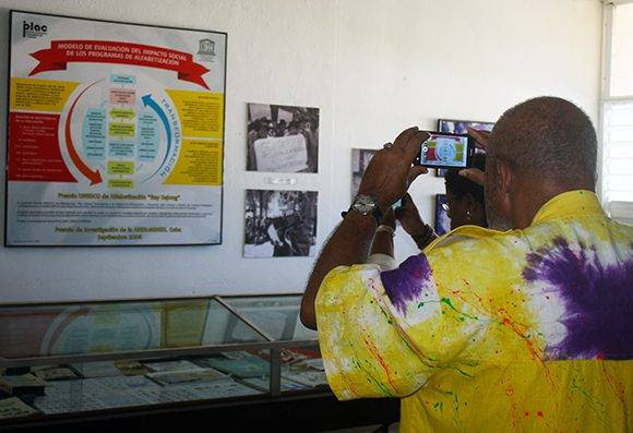 Visitantes toman fotos en el Museo de la Alfabetización, fundado en 1964. Foto: José Raúl Concepción/ Cubadebate.
