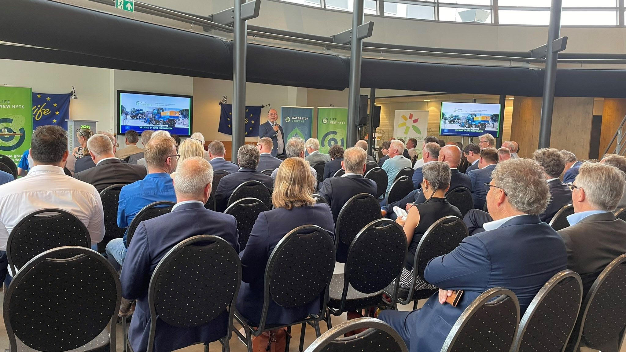 Sfeerimpressie kick-off life new hyts: zaal met mensen