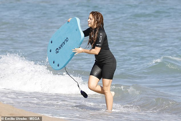Shakira enjoys fun day with her two sons at Barcelona beach (photos)
