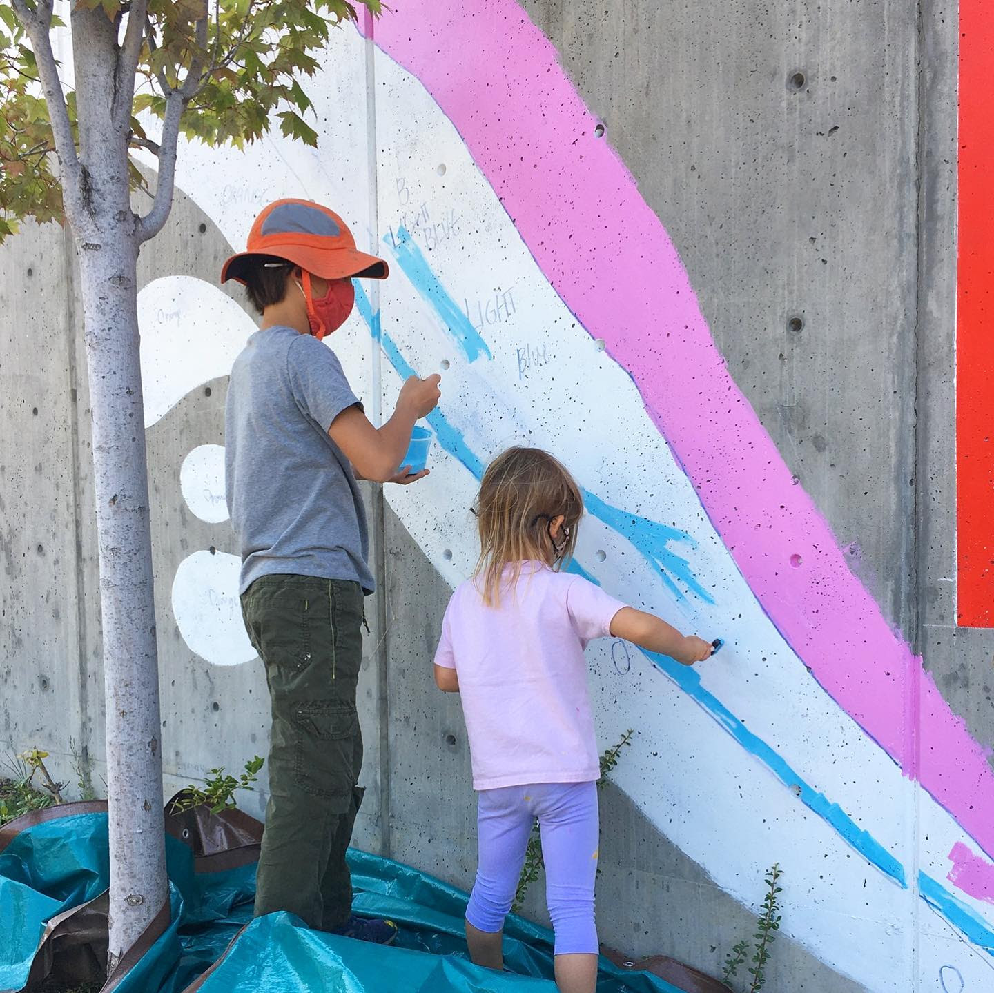 Children painting the mural