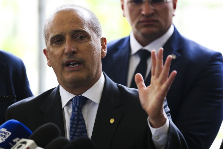 José Cruz/Agência Brasil O ministro extraordinário da transição, Onyx Lorenzoni, confirma o nome do advogado Gustavo Bebianno como ministro-chefe da Secretaria-Geral da Presidência da República.