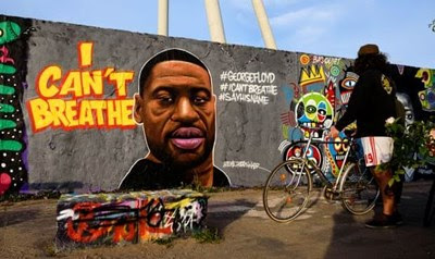 الصورة لجدار في برلين كتب عليه: 