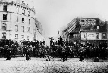 Primeras barricadas en Rue de Ménilmontant que dieron lugar a la Comuna de París, el 18 de marzo de 1871.
