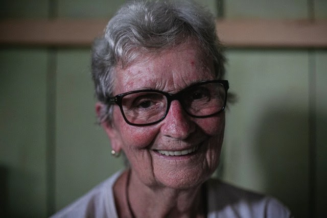Irmã Jane Dwyer é uma mulher branca idosa com cabelos grisalhos, ela usa óculos preto e brincos. Ela continua o legado de Dorothy Stang