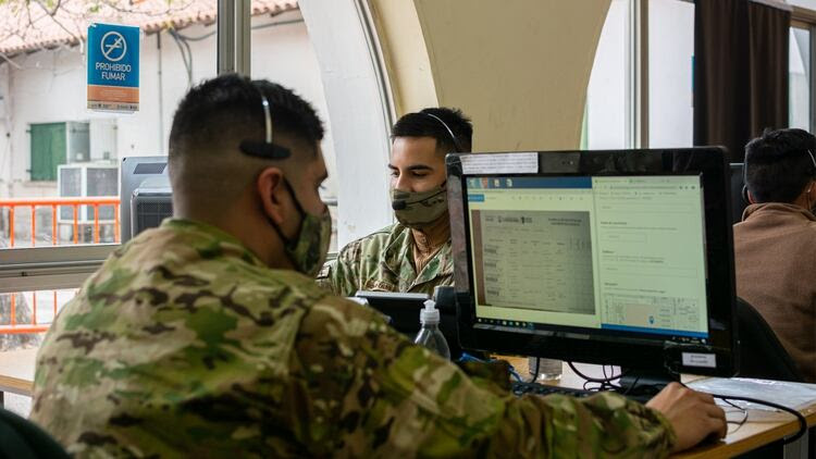 Berredo afirma que cuentan con 286 productos tecnológicos, desarrollados particularmente por la Compañía de Comunicaciones, y que trabajan coordinadamente con el centro de desarrollo de software del Ejército. Foto: Macarena Prat Chretien.