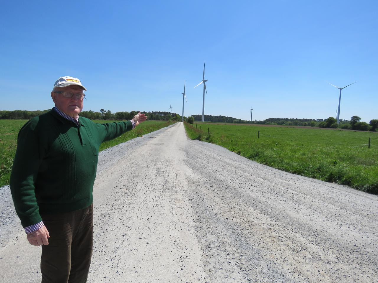 Denios Roselier pointe du doigt les nouvelles éoliennes qui vont bientôt être mises en service près de chez lui. Deux sont sur sa commune, à Buléon, mais les quatre autres sont implantées à Bignan et Guéhenno, et elles sont toutes aussi visibles.