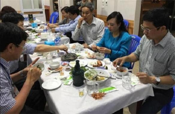 Bà Bộ trưởng Kim Tiến đang ăn uống ở Hà Tĩnh. Nguồn: internet