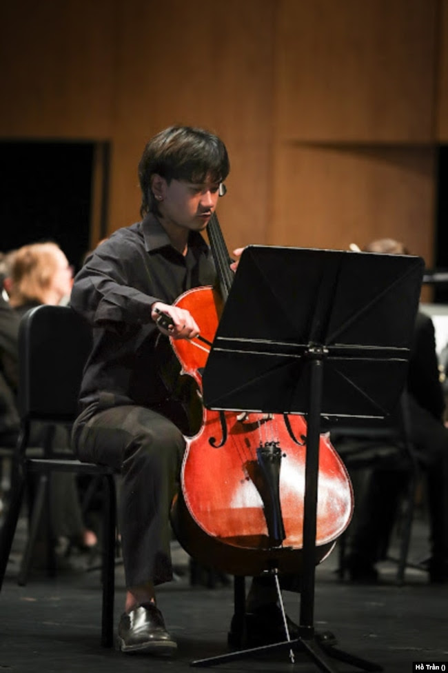 Nghệ sĩ cello Sumo (Liaminh Bùi) độc tấu "Ngày Mai Chia Tay" cùng dàn giao hưởng.