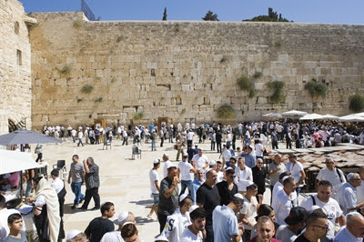 Israelis visit
                      the Western (Wailing) Wall, the largest open-air
                      synagogue in the world.
