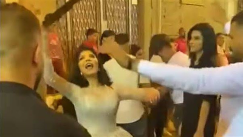 فيديو لعروس مصرية يثيرجدلا.. رقصت بسلاح أبيض في زفافها