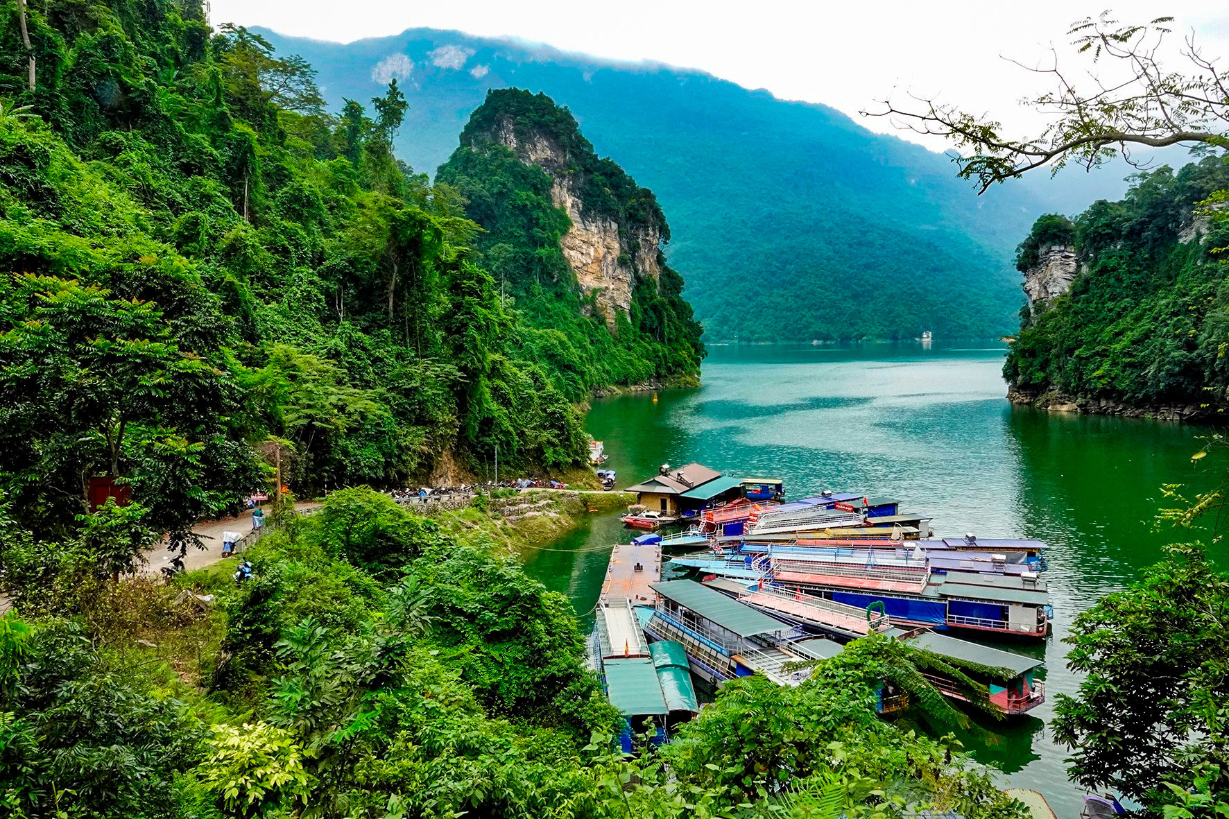Hồ nước ngọt nhân tạo lớn nhất Tuyên Quang hiện ra đẹp như phim, có ngọn thác đổ, rừng nguyên sinh - Ảnh 1.