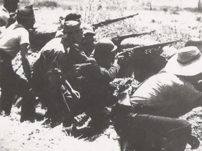 Soldados y campesinos cordobeses atrincherados en agosto de 1936 en el frente de El Carpio en la provincia de Córdoba.