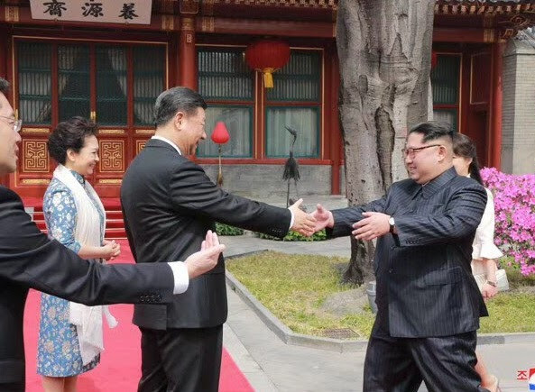 Chủ tịch Tập Cận Bình đón nhà lãnh đạo Kim Jong-un tại Bắc Kinh (Ảnh: KCNA)