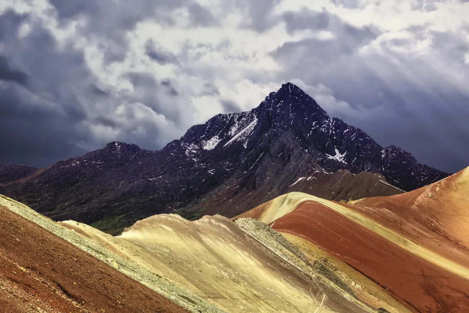 Vinicunca, también llamada Montaña de Siete Colores, es una montaña en Perú con una altitud de 5,200 metros sobre el nivel del mar. Está entre las opciones favoritas para visitar a bajo costo (Foto: Getty)