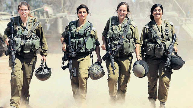 The four female paramedics that saved lives during Operation Protective Edge (Photo: Gadi Kablo, Yedioth Aharnoth)